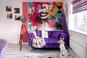 ArtSpace Apartment, SHOPPING CENTRE, 1 FREE PARKING SPACE, FIREPLACE, Double or Single beds, COMMUNAL GARDEN AREA, GOLDEN LOCATION , Contractors welcome- Haven4u